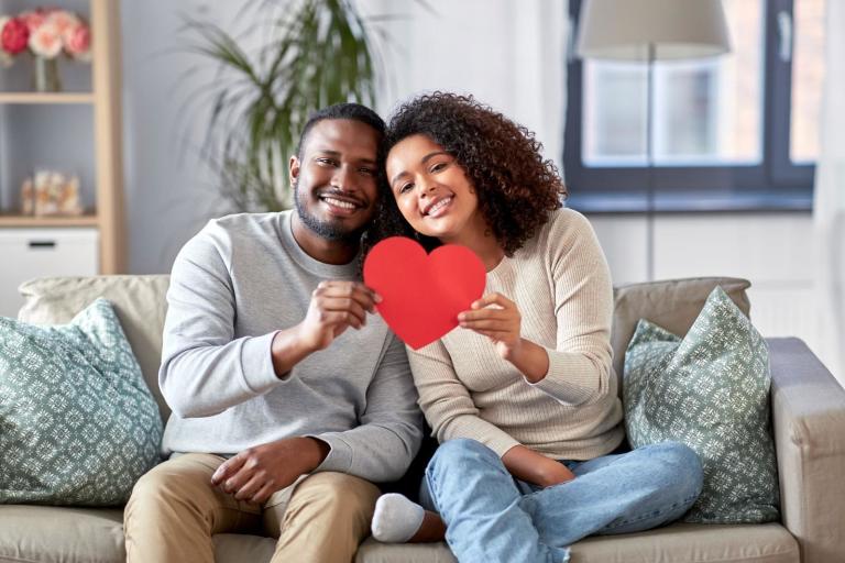 /medias/02-2021-Valentines-Day.f1cb27a519bdb5b6ed34049a5b86e317.SyZogVIiTd.jpg?context=bWFzdGVyfGltYWdlc3w2MTg5M3xpbWFnZS9qcGVnfHN5cy1tYXN0ZXIvaW1hZ2VzL2hmMy9oNTAvODg1NDIyMDY2ODk1OC8wMl8yMDIxX1ZhbGVudGluZXMtRGF5LmYxY2IyN2E1MTliZGI1YjZlZDM0MDQ5YTViODZlMzE3LlN5Wm9nVklpVGQuanBnfDZkNDljYWY2MjQ4ZmVlMzc5MjdkMjQ0ZjJlMjMyZjE2MWU5YTYxMGU5NjVmODIxNWYzYjUwNDY0ZjliYjRmMzI