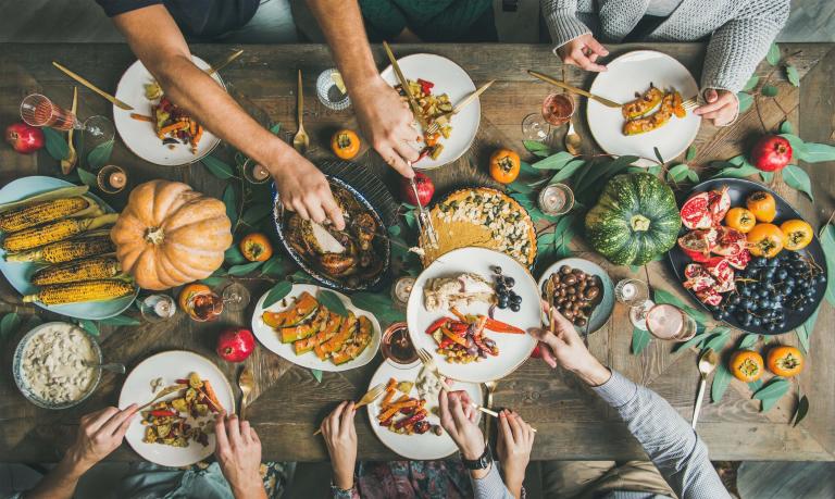 /medias/10-2021-Festive-Tablescape-Ideas.f1cb27a519bdb5b6ed34049a5b86e317.jpg?context=bWFzdGVyfGltYWdlc3w4NjQ0MHxpbWFnZS9qcGVnfHN5cy1tYXN0ZXIvaW1hZ2VzL2g1Ny9oMmQvODg1NDIxODYzNzM0Mi8xMF8yMDIxX0Zlc3RpdmUtVGFibGVzY2FwZS1JZGVhcy5mMWNiMjdhNTE5YmRiNWI2ZWQzNDA0OWE1Yjg2ZTMxNy5qcGd8ZjZkYTk5NmM0NzEwYTNhMjAyZTA3YTFmNTEzY2ExMjM5OTU5NzQyZmM0ZjlhYzkwNDA0YWQ1ZDM0ZDViNmYwNw