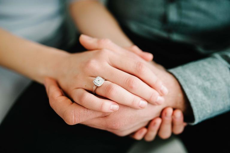 /medias/10-2021-How-To-Pick-The-Perfect-Diamond.f1cb27a519bdb5b6ed34049a5b86e317.jpg?context=bWFzdGVyfGltYWdlc3wyODYxNXxpbWFnZS9qcGVnfHN5cy1tYXN0ZXIvaW1hZ2VzL2hmYS9oMTgvODg1NDIxODA0NzUxOC8xMF8yMDIxX0hvdy1Uby1QaWNrLVRoZS1QZXJmZWN0LURpYW1vbmQuZjFjYjI3YTUxOWJkYjViNmVkMzQwNDlhNWI4NmUzMTcuanBnfDk4ODg4ZGJiZTg4N2YyNWMzMTRjN2RjMjc5ZTRlMDZmMThhOTFiZTFiNTNhYWJhM2Y1Y2JhZTNiNWUwYmUyM2U