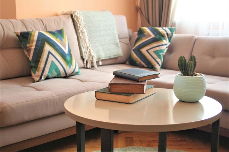 /medias/11-2021-Choose-the-Right-Coffee-Table.f1cb27a519bdb5b6ed34049a5b86e317.jpg?context=bWFzdGVyfGltYWdlc3w0Mjc2MXxpbWFnZS9qcGVnfHN5cy1tYXN0ZXIvaW1hZ2VzL2hhZi9oMzEvODg1NDIxNzk4MTk4Mi8xMV8yMDIxLUNob29zZS10aGUtUmlnaHQtQ29mZmVlLVRhYmxlLmYxY2IyN2E1MTliZGI1YjZlZDM0MDQ5YTViODZlMzE3LmpwZ3wwODMxZGJhMjFiM2QyNjRmOGUyMjBhYzAzMzFiMWM0MThmMDkzMDgzMDE5OGJlOWQwYTIyOGIyN2Q2ZThmZWNj