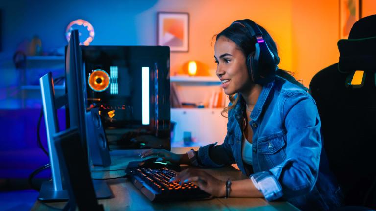/medias/12-2021-Gaming-Desks.f1cb27a519bdb5b6ed34049a5b86e317.r1lMhq5qY.jpg?context=bWFzdGVyfGltYWdlc3wzOTYxMnxpbWFnZS9qcGVnfHN5cy1tYXN0ZXIvaW1hZ2VzL2gwNy9oOWMvODg1NDIxNjkzMzQwNi8xMl8yMDIxLUdhbWluZy1EZXNrcy5mMWNiMjdhNTE5YmRiNWI2ZWQzNDA0OWE1Yjg2ZTMxNy5yMWxNaHE1cVkuanBnfDE2NDg1MThhZDFjYWI0N2FhMWJhY2YxMmJmYzQwZDA3OWQ0Y2NjZmMzMDc3MjlkOGQ4MjI4YjExZjE5YmViODc
