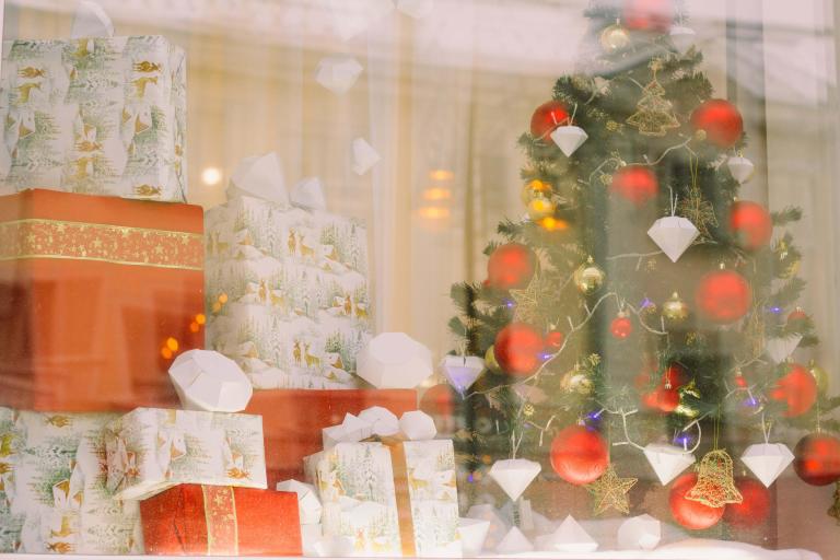 /medias/12-2021-Visual-Merchandising.f1cb27a519bdb5b6ed34049a5b86e317.jpg?context=bWFzdGVyfGltYWdlc3w1MzEwMnxpbWFnZS9qcGVnfHN5cy1tYXN0ZXIvaW1hZ2VzL2g5Yy9oOGYvODg1NDI0ODI5MjM4Mi8xMl8yMDIxLVZpc3VhbC1NZXJjaGFuZGlzaW5nLmYxY2IyN2E1MTliZGI1YjZlZDM0MDQ5YTViODZlMzE3LmpwZ3wyMDllOTNiNWFlMTFiODRlMDQyYWRmODg5NDBkY2U3ZTJmMDBjOGQ0M2NmOWYxMzZiZjZiYzQ1OTc0YzgwMzky