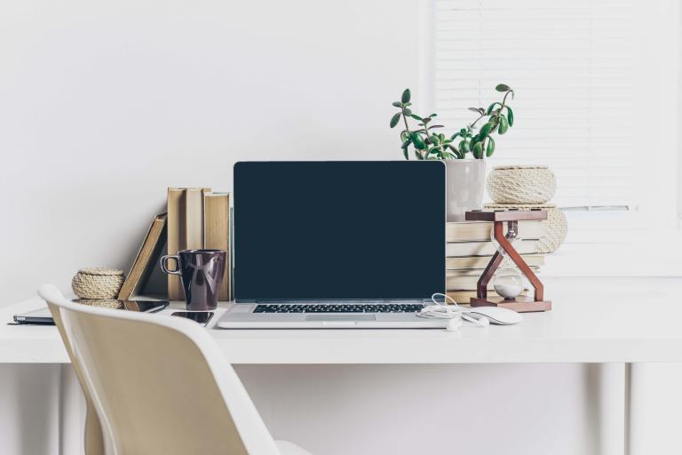 /medias/12-2021-how-to-shop-for-a-laptop.f1cb27a519bdb5b6ed34049a5b86e317.jpeg?context=bWFzdGVyfGltYWdlc3wyNjIzNnxpbWFnZS9qcGVnfHN5cy1tYXN0ZXIvaW1hZ2VzL2g5Ny9oYTYvODg1NDIxNjYwNTcyNi8xMl8yMDIxX2hvdy10by1zaG9wLWZvci1hLWxhcHRvcC5mMWNiMjdhNTE5YmRiNWI2ZWQzNDA0OWE1Yjg2ZTMxNy5qcGVnfGI3YzVkM2RmNzIzMTQyNmJiYmViN2Q3NzFlNzM4NGU0NWNhMzU2NjFmYWQyZTA1ZGM5MjE2YzIwMjI1YzY2MjI