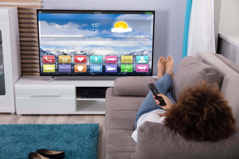/medias/12-2021-how-to-shop-for-a-smart-tv.f1cb27a519bdb5b6ed34049a5b86e317.jpeg?context=bWFzdGVyfGltYWdlc3w1Mjc5OHxpbWFnZS9qcGVnfHN5cy1tYXN0ZXIvaW1hZ2VzL2gzNi9oYjcvODg1NDIxNjE0Njk3NC8xMl8yMDIxX2hvdy10by1zaG9wLWZvci1hLXNtYXJ0LXR2LmYxY2IyN2E1MTliZGI1YjZlZDM0MDQ5YTViODZlMzE3LmpwZWd8MDcyZTNlZGQ0ZWFiNzViOTBjYjI1NjM0YTY1OTY3NzM3OGI5Mjg1NzAzNDI2NDFkMTA5NDJhZTgyNjdjNWE0YQ