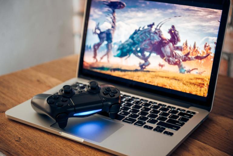 /medias/12-2021-should-i-buy-a-gaming-laptop.f1cb27a519bdb5b6ed34049a5b86e317.jpeg?context=bWFzdGVyfGltYWdlc3w1NDMwMXxpbWFnZS9qcGVnfHN5cy1tYXN0ZXIvaW1hZ2VzL2g2NS9oYjAvODg1NDIxNjM0MzU4Mi8xMl8yMDIxX3Nob3VsZC1pLWJ1eS1hLWdhbWluZy1sYXB0b3AuZjFjYjI3YTUxOWJkYjViNmVkMzQwNDlhNWI4NmUzMTcuanBlZ3xhNjNhZWEzODdmZDc1OGI0ZTgzNmZkYmFhZDg3OWI4YTlkNDAxZTU4MDM1ZTM3ZWE5Y2FhZjBmZTNjM2YzNGE5
