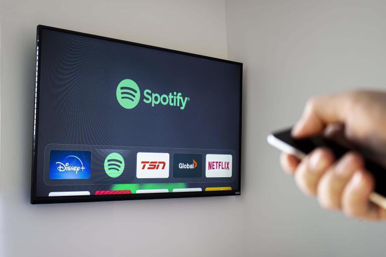 /medias/12-2021-why-shop-for-an-Apple-tv.f1cb27a519bdb5b6ed34049a5b86e317.jpeg?context=bWFzdGVyfGltYWdlc3wyOTkyMXxpbWFnZS9qcGVnfHN5cy1tYXN0ZXIvaW1hZ2VzL2g3Ni9oYjMvODg1NDIxNjI3ODA0Ni8xMl8yMDIxX3doeS1zaG9wLWZvci1hbi1BcHBsZS10di5mMWNiMjdhNTE5YmRiNWI2ZWQzNDA0OWE1Yjg2ZTMxNy5qcGVnfGUwZDNiOTM2NjJkMTc3YTRmN2E3YTcyNmIyMGM0ZDEzYjFhYzk2NWYxYzM3YzBmZGFmNmNlNzk1MGIzMjkxOTk