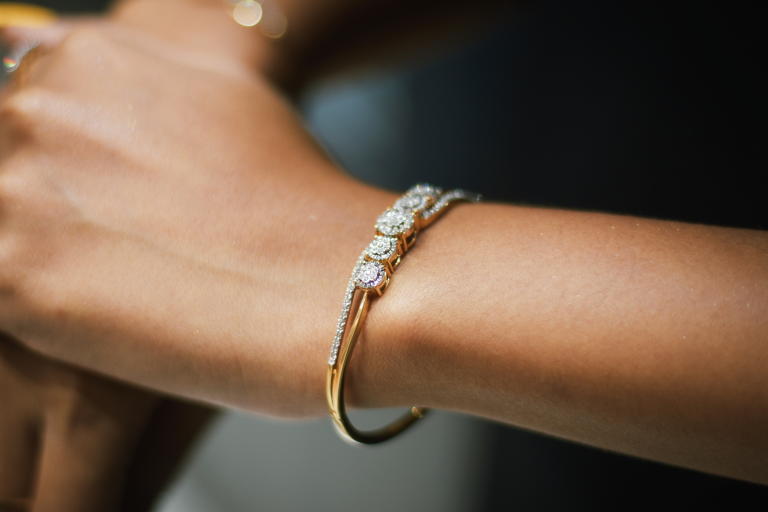 /medias/AI-CONTENT-STORY-5-What-is-a-Bangle.jpeg?context=bWFzdGVyfGltYWdlc3wyNTQzNHxpbWFnZS9qcGVnfHN5cy1tYXN0ZXIvaW1hZ2VzL2gyMi9oZGMvODg1NDIxNTA5ODM5OC9BSV9DT05URU5UX1NUT1JZXzVfLV9XaGF0X2lzX2FfQmFuZ2xlLmpwZWd8ODJjMmNlNTkzNTdlZTQ5NjljZDY0YzAxYjExZjdkNGNkZWY1NGQ3NDQ0ZGU2OTAwNjg3M2FhY2EwOWU3YzQ0MQ