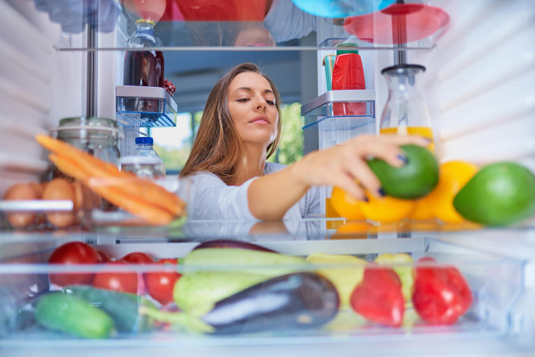 /medias/AI-CONTENT-STORY-TOPIC-5-What-temperature-should-my-fridge-be-.jpeg?context=bWFzdGVyfGltYWdlc3w2MDE4N3xpbWFnZS9qcGVnfHN5cy1tYXN0ZXIvaW1hZ2VzL2gwMS9oMTIvODg1NDIxMzMyODkyNi9BSV9DT05URU5UX1NUT1JZX1RPUElDXy01Xy1fV2hhdF90ZW1wZXJhdHVyZV9zaG91bGRfbXlfZnJpZGdlX2JlXy5qcGVnfDgwYTc1ZDFjOWE5NGQ3ZmYwYzc1NmY4MWY5NzRjNGZkZDAwOWU2Mzc0ZWJlYzM4ZjQ5MDM4OGYxOGI0MzI3MGI