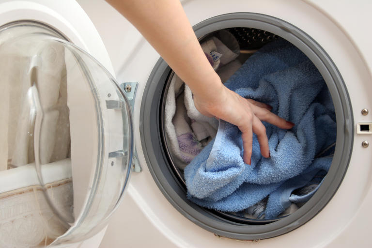 /medias/AI-CONTENT-STORY-TOPIC-8-How-does-a-washing-machine-work-.jpeg?context=bWFzdGVyfGltYWdlc3w1MzE1OXxpbWFnZS9qcGVnfHN5cy1tYXN0ZXIvaW1hZ2VzL2g4NS9oMDcvODg1NDIxMzAwMTI0Ni9BSV9DT05URU5UX1NUT1JZX1RPUElDXy04Xy1fSG93X2RvZXNfYV93YXNoaW5nX21hY2hpbmVfd29ya18uanBlZ3w5MzljZWFkYTMyYmU1ZWNjMTJiZmE2NGM3ZTgyOGUwMzU2ODUyNmIxMGE5NjRlMTI2ZTJlYjYzZWQzNjUzMzli