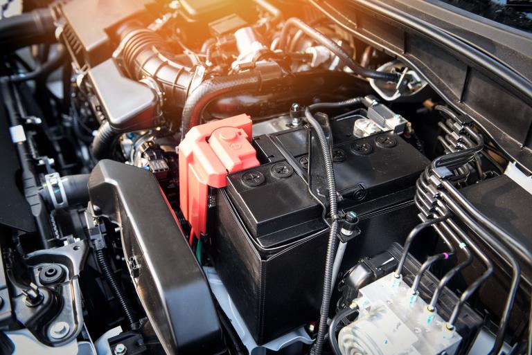 /medias/AI-Content-Story-2-How-Long-Should-A-Car-Battery-Last.f1cb27a519bdb5b6ed34049a5b86e317.Hym1H4sCY.jpeg?context=bWFzdGVyfGltYWdlc3w3OTA1NXxpbWFnZS9qcGVnfHN5cy1tYXN0ZXIvaW1hZ2VzL2hmNS9oYmEvODg1NDIxNjAxNTkwMi9BSS1Db250ZW50LVN0b3J5LTItLS1Ib3ctTG9uZy1TaG91bGQtQS1DYXItQmF0dGVyeS1MYXN0LmYxY2IyN2E1MTliZGI1YjZlZDM0MDQ5YTViODZlMzE3Lkh5bTFINHNDWS5qcGVnfGNmZDRmNzdmYTQ4ODNiMDRlY2E2MDlmNWEwZTVkMWRkNzU0YTNjNTFkNjFhNDQ1ZDlkNzMzODk4MzQ5NmUwYWQ