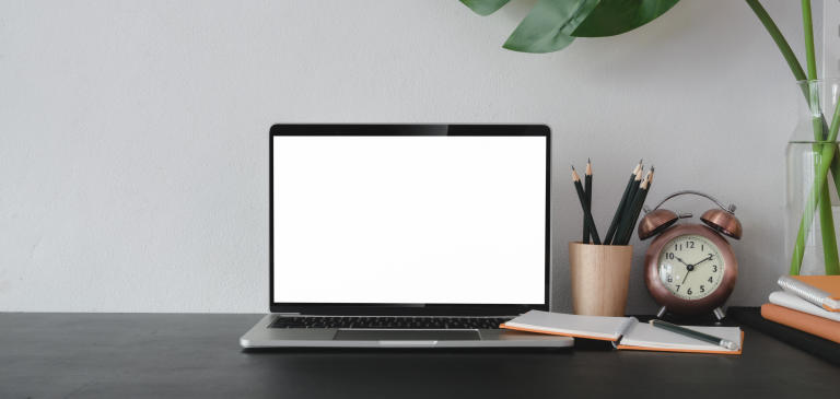 /medias/AI-Content-Story-4-How-Long-SHould-A-Laptop-Last.jpeg?context=bWFzdGVyfGltYWdlc3wyMzQxOXxpbWFnZS9qcGVnfHN5cy1tYXN0ZXIvaW1hZ2VzL2g5YS9oNzgvODg1NDIxNDI0NjQzMC9BSV9Db250ZW50X1N0b3J5XzRfSG93X0xvbmdfU0hvdWxkX0FfTGFwdG9wX0xhc3QuanBlZ3wzYWNhOTM2MzRlYmUyOWRjMWZjNWIwODZmZjdmZTFmMzdkNzVjMmQzYzdhOGUyYmYzNzJjYmQ0NjZiZjg1Y2Iz