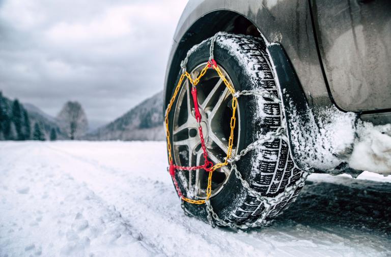 /medias/AI-Content-Story-4-How-To-Put-Chains-on-Tires.f1cb27a519bdb5b6ed34049a5b86e317.jpeg?context=bWFzdGVyfGltYWdlc3w2NzEyMXxpbWFnZS9qcGVnfHN5cy1tYXN0ZXIvaW1hZ2VzL2g1MC9oZjcvODg1NDIxNTg4NDgzMC9BSS1Db250ZW50LVN0b3J5LTQtLS1Ib3ctVG8tUHV0LUNoYWlucy1vbi1UaXJlcy5mMWNiMjdhNTE5YmRiNWI2ZWQzNDA0OWE1Yjg2ZTMxNy5qcGVnfGYzMmJiNmIwZjA5ZDNiOGJiMWFmOTRmOWNmMTZjMzZmNmNkOWJjZjkzMWNiNDhhM2I0YTJiN2JmY2YyYWRlNmE