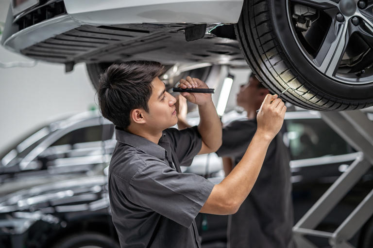 /medias/AI-Content-Story-5-How-To-Tell-If-You-Need-New-Tires.jpeg?context=bWFzdGVyfGltYWdlc3w2MDIzMXxpbWFnZS9qcGVnfHN5cy1tYXN0ZXIvaW1hZ2VzL2g2OC9oODIvODg1NDIxNDUwODU3NC9BSV9Db250ZW50X1N0b3J5XzVfSG93X1RvX1RlbGxfSWZfWW91X05lZWRfTmV3X1RpcmVzLmpwZWd8MzEwNmRkM2E2MjMyNWY2NTFjNjY2YTczZGNkNzY2YmVkMGU5MWQ1NTcwMmFmZjYzN2FlMjBjN2ViNTcwY2VlNQ