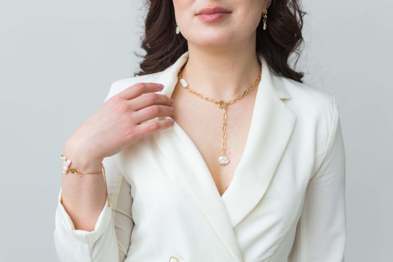 /medias/AI-Content-Story-7-How-to-tell-if-a-necklace-is-real-gold.f1cb27a519bdb5b6ed34049a5b86e317.jpeg?context=bWFzdGVyfGltYWdlc3wyNTQ0NXxpbWFnZS9qcGVnfHN5cy1tYXN0ZXIvaW1hZ2VzL2g5MS9oZjMvODg1NDIxNTc1Mzc1OC9BSS1Db250ZW50LVN0b3J5LTctLS1Ib3ctdG8tdGVsbC1pZi1hLW5lY2tsYWNlLWlzLXJlYWwtZ29sZC5mMWNiMjdhNTE5YmRiNWI2ZWQzNDA0OWE1Yjg2ZTMxNy5qcGVnfDYzOWU0OWE4ZTIzM2E1NDhjYWZjYmQ1MzU0YjI2NjUwOTFmZTcwNTBiNjM0NzNlOGE2M2NhMDgwZGFiZjFhZWE