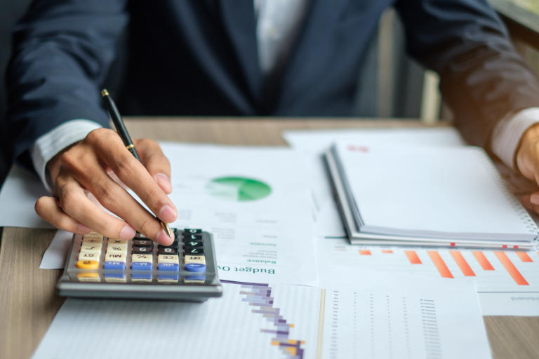/medias/Achieving-Financial-Success.jpeg?context=bWFzdGVyfGltYWdlc3w0MzI1NnxpbWFnZS9qcGVnfHN5cy1tYXN0ZXIvaW1hZ2VzL2hlZi9oZWMvODg1NDIwNzQzMDY4Ni9BY2hpZXZpbmdfRmluYW5jaWFsX1N1Y2Nlc3MuanBlZ3w2YWQ1N2ViYmFmZmNmZDZiZTEwZmVjMTUyMWUyNGU5YmYwYmM3NDI5NmNkNzgxMTg2NWQxOWZlYTJlMTAwMjQ5