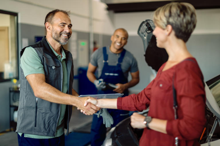/medias/Best-customer-service-tips.jpeg?context=bWFzdGVyfGltYWdlc3w1NTc2M3xpbWFnZS9qcGVnfHN5cy1tYXN0ZXIvaW1hZ2VzL2hjMy9oYTMvODg1NDI0NTU3MjYzOC9CZXN0X2N1c3RvbWVyX3NlcnZpY2VfdGlwcy5qcGVnfDY4OTVhZWY0NDI2MzIyZGZhZDRlYjkzMWFhZDc5OTRkZWZhZTA0OTVkYjZmNDk0ODk2YmExNjk2NjFlZDYyZDM