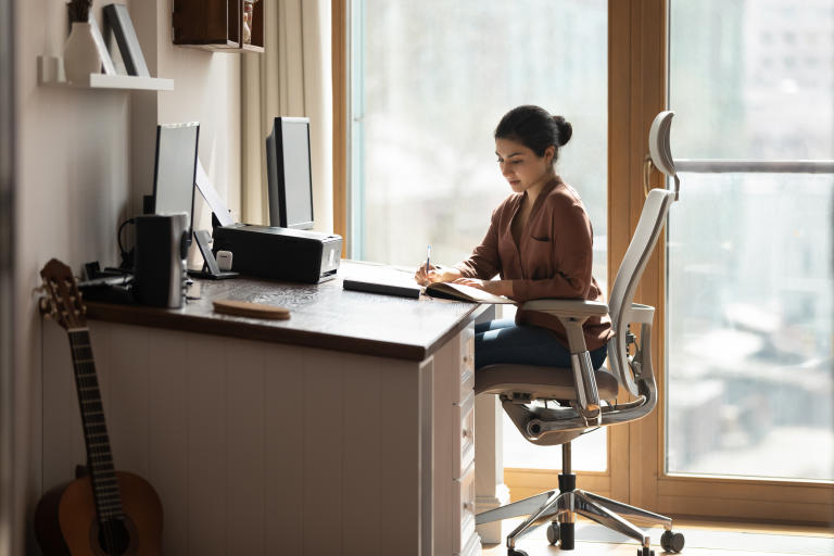 /medias/Choosing-the-Best-Office-Chair-for-You.jpeg?context=bWFzdGVyfGltYWdlc3w1MDIwMHxpbWFnZS9qcGVnfHN5cy1tYXN0ZXIvaW1hZ2VzL2g3Yy9oZDQvODg1NDIxMDMxNDI3MC9DaG9vc2luZ190aGVfQmVzdF9PZmZpY2VfQ2hhaXJfZm9yX1lvdS5qcGVnfDM2MDViMTc3ZmQ2YWUyNzFmMDhkNTczNTZlNGE4N2ExYzEyNGM3MGNmOTNkNzZkNjUzOGRhNzg5ZTNmYzMxNjI