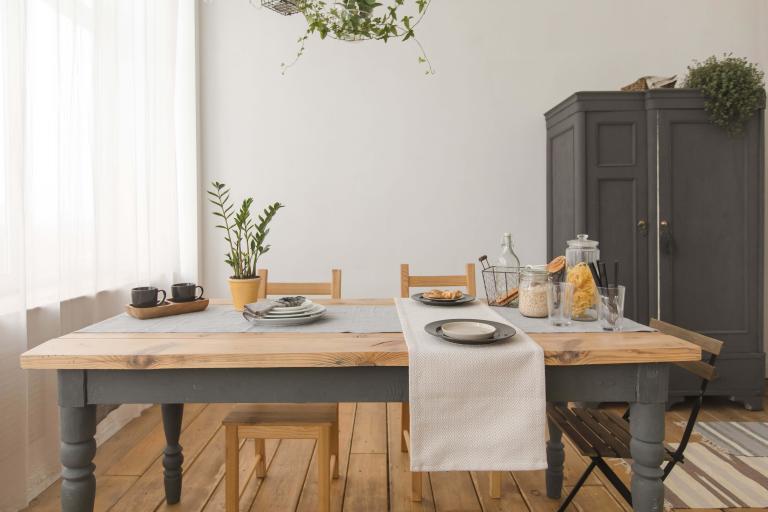 /medias/Dining-Room-Table-Article-image.BJMuvSFGt.f1cb27a519bdb5b6ed34049a5b86e317.jpeg?context=bWFzdGVyfGltYWdlc3wzOTk2NnxpbWFnZS9qcGVnfHN5cy1tYXN0ZXIvaW1hZ2VzL2hhMy9oODIvODg1NDIxOTAzMDU1OC9EaW5pbmctUm9vbS1UYWJsZS1BcnRpY2xlLWltYWdlLkJKTXV2U0ZHdC5mMWNiMjdhNTE5YmRiNWI2ZWQzNDA0OWE1Yjg2ZTMxNy5qcGVnfDNjYTYwMDM1NTgyZjExZTIwNzI1OTZlNDQzYWEzY2RlMDVkZTdjMGIxOTc5MDllMmVhN2EwYTU5OTNhOTM5YWQ