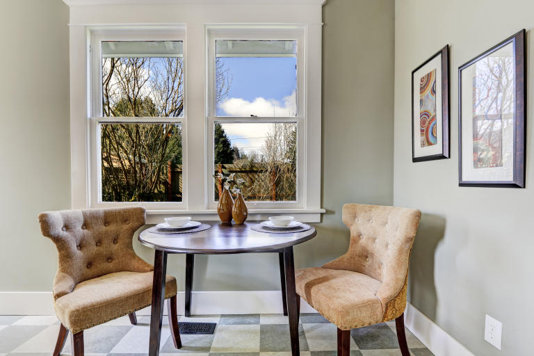 /medias/Furnishing-A-Small-Dining-Room.jpeg?context=bWFzdGVyfGltYWdlc3w2NzI0OXxpbWFnZS9qcGVnfHN5cy1tYXN0ZXIvaW1hZ2VzL2gyMS9oM2YvODg1NDIwOTQ2MjMwMi9GdXJuaXNoaW5nX0FfU21hbGxfRGluaW5nX1Jvb20uanBlZ3wyNzZiYjFlZjRkZjg2NzViOGVhMDdiYzYwYzdmNjVhYzljNDhkY2ExYjE5MGI5YTVjNGEyZDIzOTE1M2I4MGM0