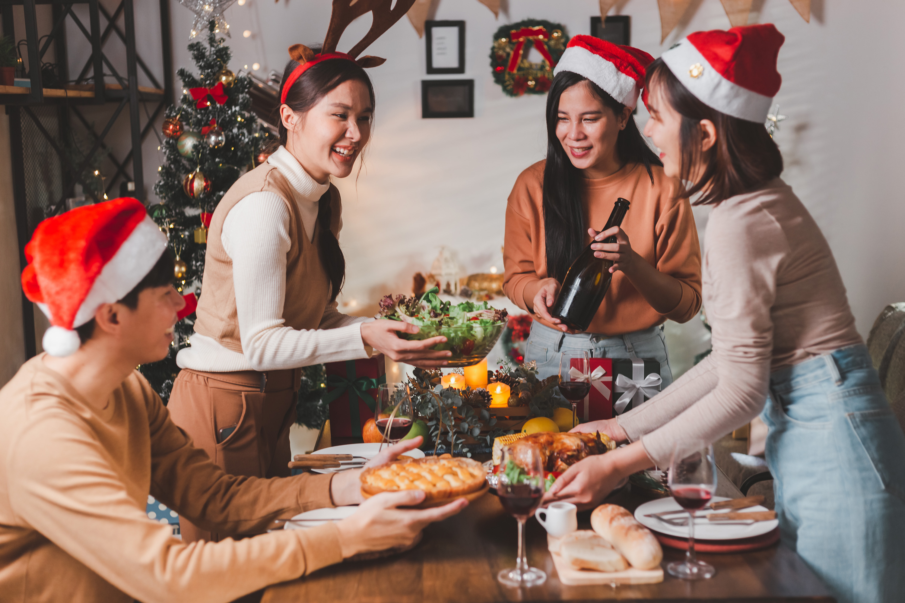 /medias/Holiday-Hosting-Made-Easy.jpeg?context=bWFzdGVyfHJvb3R8MTM5MjgyMHxpbWFnZS9qcGVnfHN5cy1tYXN0ZXIvcm9vdC9oNTUvaDNmLzkxMzIzMjQzMjMzNTgvSG9saWRheSBIb3N0aW5nIE1hZGUgRWFzeS5qcGVnfDVmZDJiYmE5NmFkZDY4ZmI1MGNhNTgyMDViNDUxOWM0MzM1ZTUxNjY2NzcwYzRlNzIxYWFiOGY2YWZkMGY5ZDc