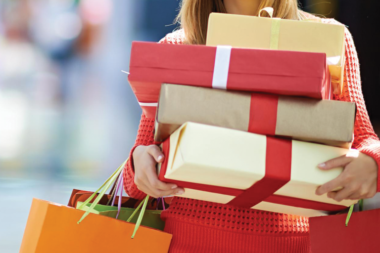 /medias/Holiday-Shopping-Season-1600x1067.Sk4cttb-K.f1cb27a519bdb5b6ed34049a5b86e317.png?context=bWFzdGVyfGltYWdlc3w0NDY1Njh8aW1hZ2UvcG5nfHN5cy1tYXN0ZXIvaW1hZ2VzL2g5YS9oOTIvODg1NDI0ODM1NzkxOC9Ib2xpZGF5LVNob3BwaW5nLVNlYXNvbi0xNjAweDEwNjcuU2s0Y3R0Yl9LLmYxY2IyN2E1MTliZGI1YjZlZDM0MDQ5YTViODZlMzE3LnBuZ3xlYTU5NTFmZjk4MTE1NGFmYmJiY2M4ODBjZDBjMDgwNzNjMGQ2OTc3NWIyNTVkNDU3YTBkMTljMjkyNzFhNGMy