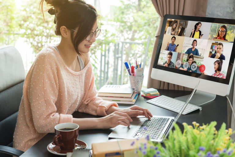/medias/Home-Office-In-A-Small-Space.jpeg?context=bWFzdGVyfGltYWdlc3w4MjU1OXxpbWFnZS9qcGVnfHN5cy1tYXN0ZXIvaW1hZ2VzL2g2NC9oMzgvODg1NDIwOTY1ODkxMC9Ib21lX09mZmljZV9Jbl9BX1NtYWxsX1NwYWNlLmpwZWd8YjgzODJjMDQyODVlNDYxYTY4ODgzMDVmNzc1YmYyMWVmM2IwMDQ3NWRjOGU1MmE4MmE1ZjEyYzlmNzUyMTk3Mg
