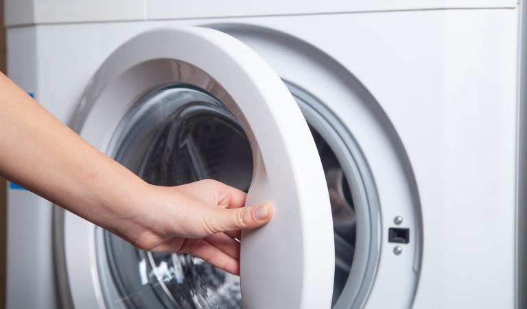 /medias/How-To-Hide-Washer-And-Dryer-In-Kitchen.jpeg?context=bWFzdGVyfGltYWdlc3wzMjM3NnxpbWFnZS9qcGVnfHN5cy1tYXN0ZXIvaW1hZ2VzL2g4ZC9oYjAvODg1NDIxMTgyMTU5OC9Ib3dfVG9fSGlkZV9XYXNoZXJfQW5kX0RyeWVyX0luX0tpdGNoZW4uanBlZ3xkZGRlOGYzMjRkZDYwYjgzOTYzMDUyNjc1MjJhMmNkYzBlYWIxNzg0NTM0OTZiMTk2ODA2MzA4ZDMyOWM3YTM3