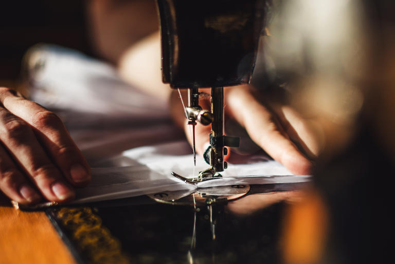 /medias/How-does-a-sewing-machine-work-.jpeg?context=bWFzdGVyfGltYWdlc3w0MjQxNXxpbWFnZS9qcGVnfHN5cy1tYXN0ZXIvaW1hZ2VzL2g1Zi9oMjYvODg1NDIxMzkxODc1MC9Ib3dfZG9lc19hX3Nld2luZ19tYWNoaW5lX3dvcmtfLmpwZWd8NDIwNDFkNmYyYjQ3NDY2ZDVhNDVlMjFjYjY0Nzk5MWU4YjQxOTJmMGIwMzdkNTc5NzkxOTJmNjY5MjliNzMyNA