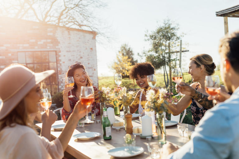 /medias/How-to-Arrange-Patio-Furniture-.jpeg?context=bWFzdGVyfGltYWdlc3w3MTU3MXxpbWFnZS9qcGVnfHN5cy1tYXN0ZXIvaW1hZ2VzL2hhMi9oMWYvODg1NDIxMzcyMjE0Mi9Ib3dfdG9fQXJyYW5nZV9QYXRpb19GdXJuaXR1cmVfLmpwZWd8YmJlZjMyY2I3OWE2MjZmMjJkYjA2MmZjNTRmN2UyY2RhZTRkZTFiMWQyNjE5YWRiNTRkYzFhMDg1Y2Q2YjE5Nw