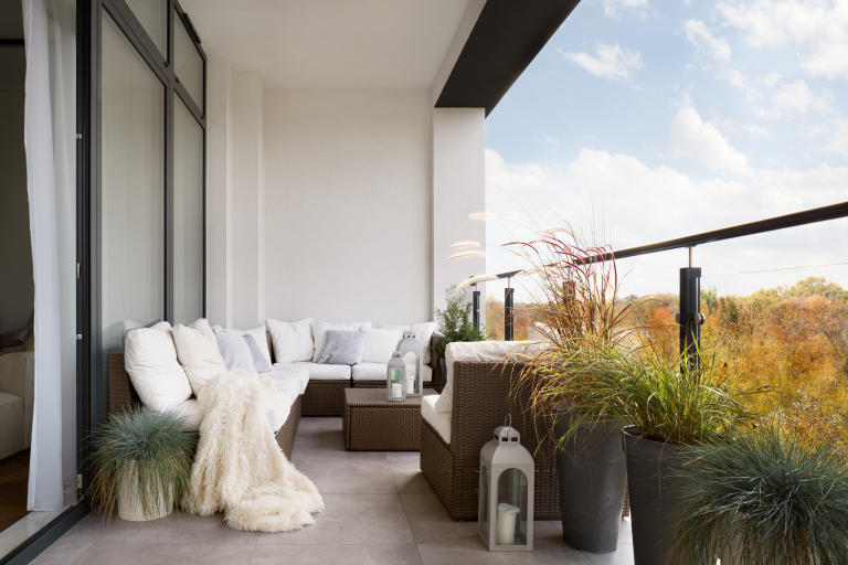 /medias/Maximizing-Small-Outdoor-Spaces.jpeg?context=bWFzdGVyfGltYWdlc3w2MzcyOXxpbWFnZS9qcGVnfHN5cy1tYXN0ZXIvaW1hZ2VzL2g2Mi9oM2IvODg1NDIwOTU5MzM3NC9NYXhpbWl6aW5nX1NtYWxsX091dGRvb3JfU3BhY2VzLmpwZWd8NjRkNWRkMzMxNjM4Y2Q0MmRkZDkxYzBkZDE4YWNlMTI4MmMxNDRlYWNjNjliNmNkODIyMzhkYTFjMjE5ZjM4Mw