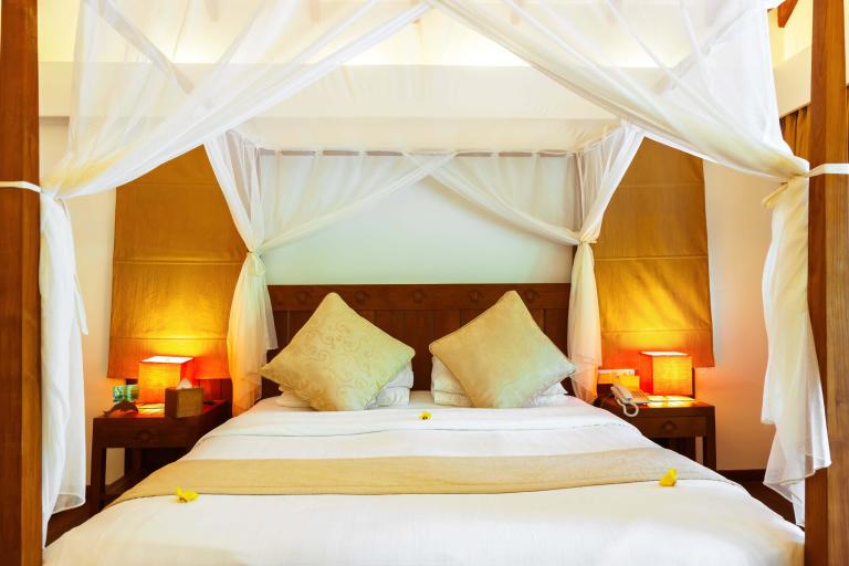 /medias/STORY-6-Bed-Frames-for-Every-Bedroom-Style.f1cb27a519bdb5b6ed34049a5b86e317.BJPNa-Nk9.jpeg?context=bWFzdGVyfGltYWdlc3w0MzE5MnxpbWFnZS9qcGVnfHN5cy1tYXN0ZXIvaW1hZ2VzL2hmMi9oZTIvODg1NDIxNTI5NTAwNi9TVE9SWS02LS0tQmVkLUZyYW1lcy1mb3ItRXZlcnktQmVkcm9vbS1TdHlsZS5mMWNiMjdhNTE5YmRiNWI2ZWQzNDA0OWE1Yjg2ZTMxNy5CSlBOYS1OazkuanBlZ3xhZjM1YzM3MmU4NTcxNTZjYWQwZjVkM2I1ODM1MmUzY2IyNDk3ZWQ3N2MyOWJmMzYzNjBlNWRiMTc5YjcwOWEy