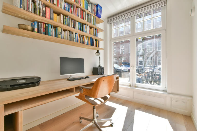 /medias/STORY-TOPIC-6-Creative-Home-Office-Wall-Organization-Ideas.jpeg?context=bWFzdGVyfGltYWdlc3w2NTY3NXxpbWFnZS9qcGVnfHN5cy1tYXN0ZXIvaW1hZ2VzL2g5NS9oNTcvODg1NDIxMjM0NTg4Ni9TVE9SWV9UT1BJQ18tNl9DcmVhdGl2ZV9Ib21lX09mZmljZV9XYWxsX09yZ2FuaXphdGlvbl9JZGVhcy5qcGVnfDA3OTVlZGZiMGZmNjcyZGFiNGM3YzBhOGZkZTRiNmRkNGI3OWM1NzhhMzEzMGYxYjc5OTZhYTdmZDcyNzVjZTU