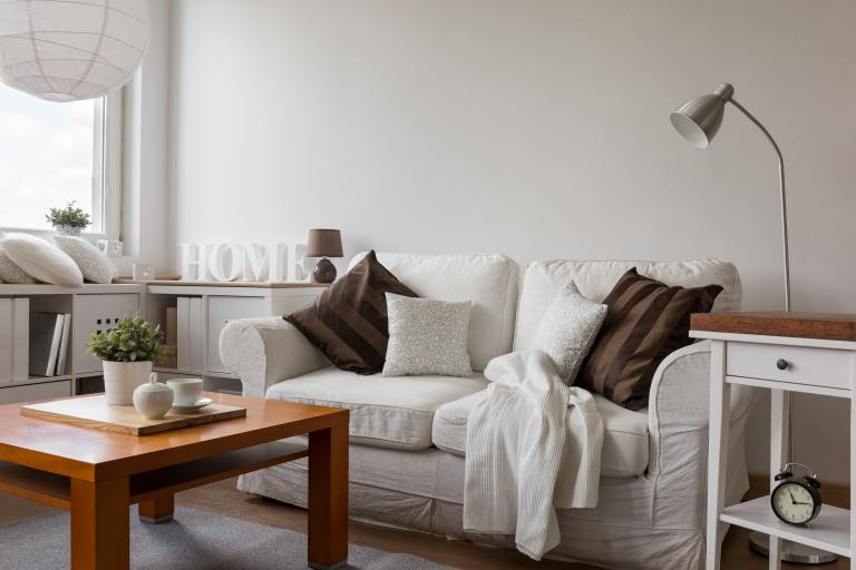 /medias/Spring-Furniture-Refresh.jpeg?context=bWFzdGVyfGltYWdlc3w0MTcyOXxpbWFnZS9qcGVnfHN5cy1tYXN0ZXIvaW1hZ2VzL2hlZi9oMTUvODg1NDIwNTMzMzUzNC9TcHJpbmdfRnVybml0dXJlX1JlZnJlc2guanBlZ3wxYzkwMDhiMTg0MDI1N2RhMWZlOWNiYWYwOTc1ZDYzYzUyMDMxMTdkZmRiYzVhOTIwZTJlYjkwYTRhNDhjMTE4