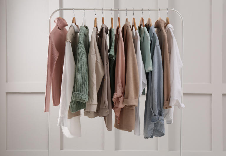 /medias/Store-Clothes-Without-A-Closet.jpeg?context=bWFzdGVyfGltYWdlc3w0Mzg1OXxpbWFnZS9qcGVnfHN5cy1tYXN0ZXIvaW1hZ2VzL2hhNS9oMzQvODg1NDIwOTc4OTk4Mi9TdG9yZV9DbG90aGVzX1dpdGhvdXRfQV9DbG9zZXQuanBlZ3w3ZWNlMjE0Njc3YTZiNzRjMmI2NzdhZDkwOGNiYTdkODY0YmZhNDc0MTk0ZmE3YjZiNjdlMWZjYzM4MGY3MTRh