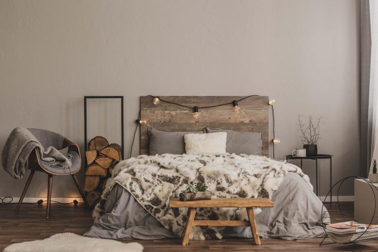 /medias/Story-3-Five-Budget-Friendly-Tips-to-Refresh-Your-Winter-Bedroom.f1cb27a519bdb5b6ed34049a5b86e317.jpeg?context=bWFzdGVyfGltYWdlc3w0Mzg1NHxpbWFnZS9qcGVnfHN5cy1tYXN0ZXIvaW1hZ2VzL2hkMS9oZWYvODg1NDIxNTYyMjY4Ni9TdG9yeS0zLS0tRml2ZS1CdWRnZXQtRnJpZW5kbHktVGlwcy10by1SZWZyZXNoLVlvdXItV2ludGVyLUJlZHJvb20uZjFjYjI3YTUxOWJkYjViNmVkMzQwNDlhNWI4NmUzMTcuanBlZ3xlMTkyOGM5MGJmYjRhZDg4YjJmODI1M2ZmZGU0NGZiMDRkZWQ5ZGJkNDIzYzE4MjIyYjZmZjhkZmQ5ODU1YWJj