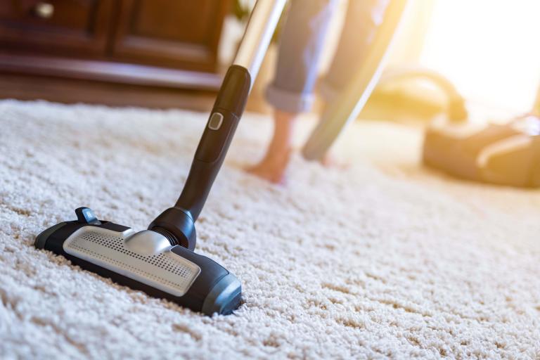 /medias/Story-6-What-To-Consider-When-Shopping-Vacuums.f1cb27a519bdb5b6ed34049a5b86e317.jpeg?context=bWFzdGVyfGltYWdlc3w0Mjc5NnxpbWFnZS9qcGVnfHN5cy1tYXN0ZXIvaW1hZ2VzL2hjMi9oZTkvODg1NDIxNTQ5MTYxNC9TdG9yeS02LS0tV2hhdC1Uby1Db25zaWRlci1XaGVuLVNob3BwaW5nLVZhY3V1bXMuZjFjYjI3YTUxOWJkYjViNmVkMzQwNDlhNWI4NmUzMTcuanBlZ3w0N2VlOTI3MTIyY2Y0NzVlZjRjNmFiYWNiZWJhMGQ4NzcxY2UyZDViMDdjZGUyYTBkYzg0MDZhMDY4MGY3ODM4