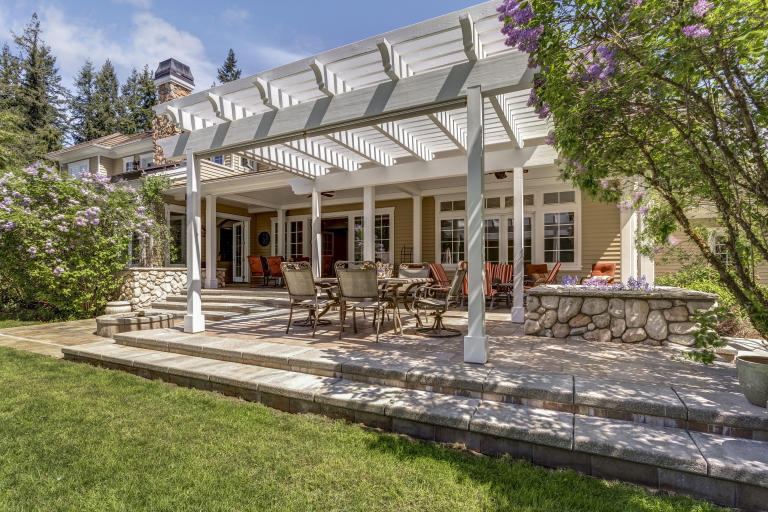 /medias/Story-7-How-To-Choose-A-Pergola-For-Your-Backyard.jpeg?context=bWFzdGVyfGltYWdlc3wxMjQ5MDN8aW1hZ2UvanBlZ3xzeXMtbWFzdGVyL2ltYWdlcy9oNmIvaDdmLzg4NTQyMTQ0NDMwMzgvU3RvcnlfN19Ib3dfVG9fQ2hvb3NlX0FfUGVyZ29sYV9Gb3JfWW91cl9CYWNreWFyZC5qcGVnfGZkYjE2MGQ1ZTYxZmMwNWZjZTEwOWYxOGZhODhmNDczZWUwZjA1ZTdiMmU2ZjI3YWM3NTBiNzk4OTUwNzJhN2M