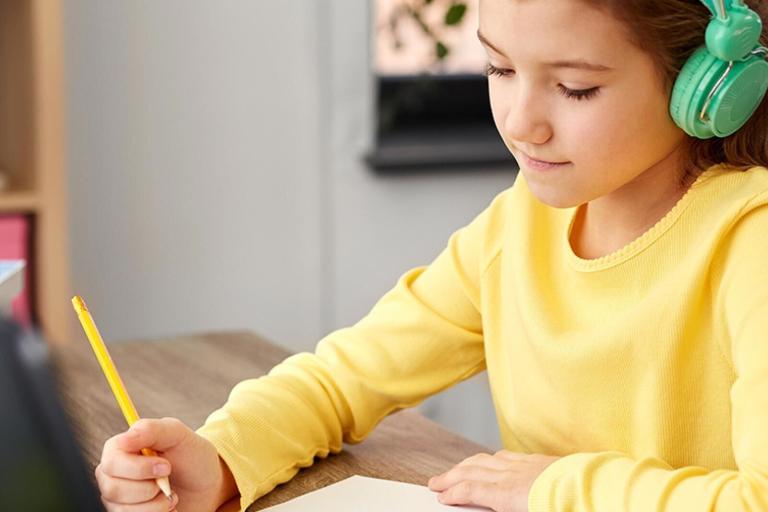/medias/Support-You-Child-s-Online-Learning.jpg?context=bWFzdGVyfGltYWdlc3wzMzQ2MnxpbWFnZS9qcGVnfHN5cy1tYXN0ZXIvaW1hZ2VzL2g3My9oMWYvODg1NDIyMTg0ODYwNi9TdXBwb3J0LVlvdS1DaGlsZF9zLU9ubGluZS1MZWFybmluZy5qcGd8ZTYyZjQxZDBhMmZiODU2ZGEyYTVkZGQ5OTYzYTA2OTY2MTUwYTk5ZWNhZDAxNjExZDQ0ODMyYTMzNzJmODE4OA