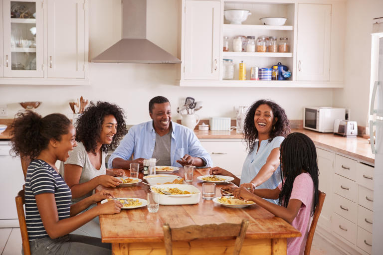 /medias/X-Ways-To-Furnish-an-Eat-In-Kitchen.jpeg?context=bWFzdGVyfGltYWdlc3w2OTcyMHxpbWFnZS9qcGVnfHN5cy1tYXN0ZXIvaW1hZ2VzL2g1My9oMzUvODg1NDIwOTcyNDQ0Ni9YX1dheXNfVG9fRnVybmlzaF9hbl9FYXRfSW5fS2l0Y2hlbi5qcGVnfGU3ZTMzZDc1ZTUxZmQxNzJiZWVjZWY5MjE4ZTA0YWIyMDhkMWM5YWEwYzgzOTJjZmYxYTk2ZTBjNWY1MzViMTU